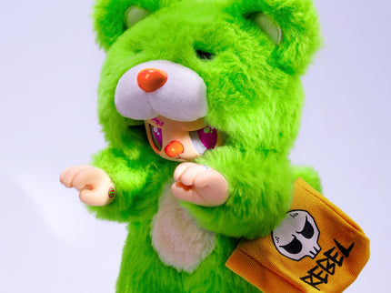 REBEL BEAR pehme mänguasi kotiga, 18 cm